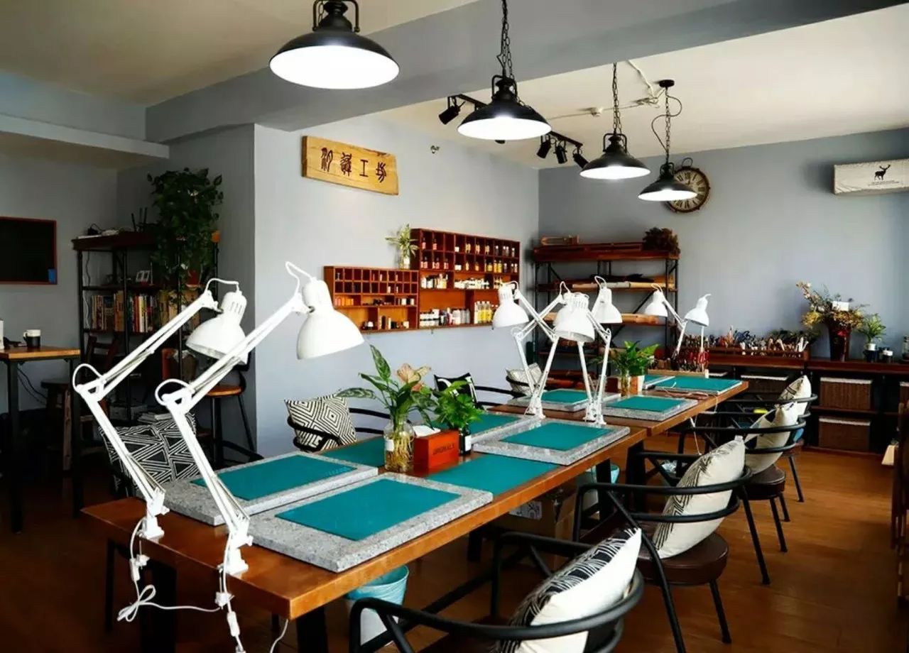 告别朝九晚五后,大连女皮匠刘十三创办了自己的手工皮具工作室