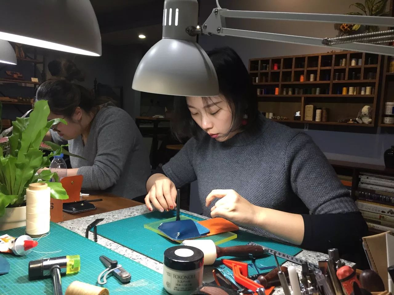 告别朝九晚五后,大连女皮匠刘十三创办了自己的手工皮具工作室