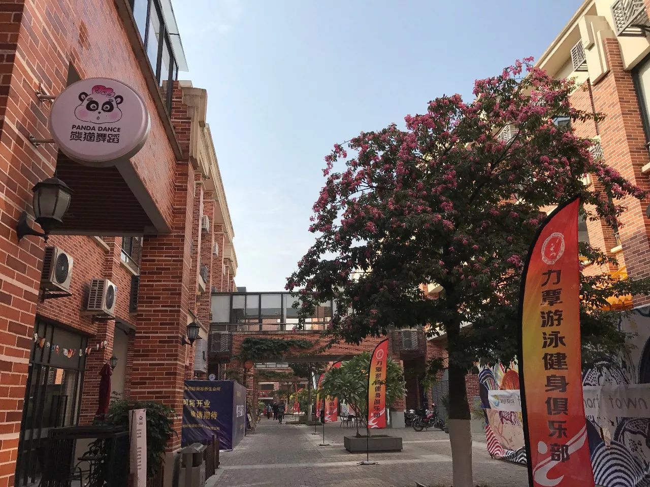 的南广州传统食肆,利用渔人码头复合功能,以食聚人气,发展多元商业服