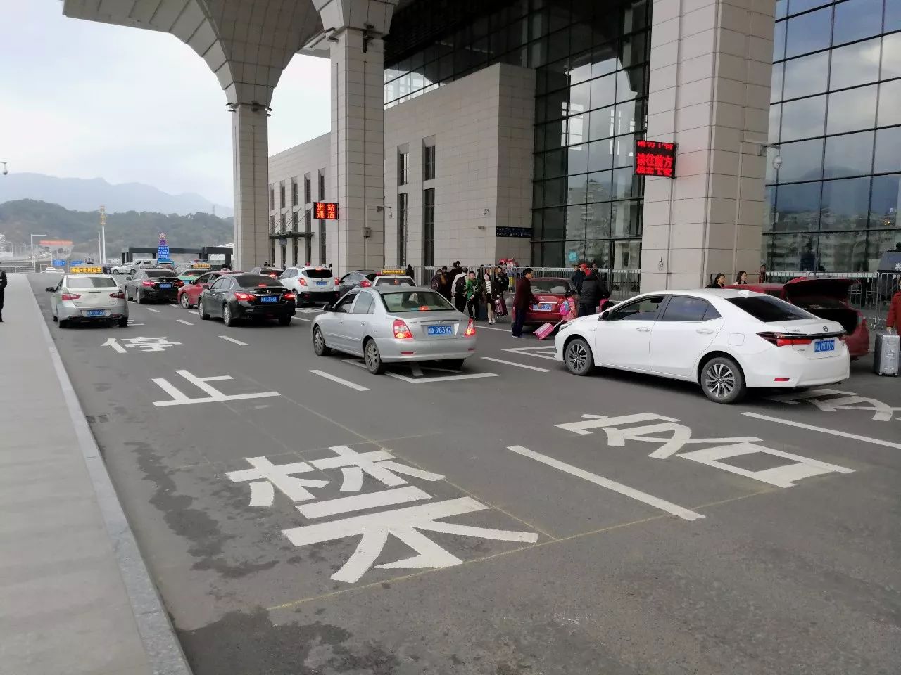 注意福州火车站北广场落客平台停车区域又有新变化违规会被罚款记分