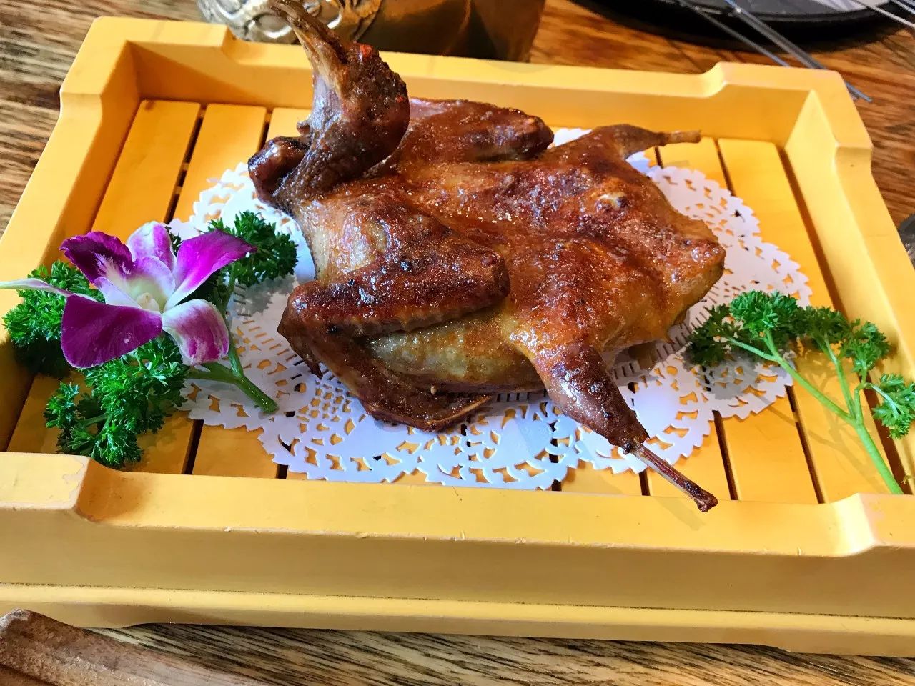 先用秘制配方腌制再用锡纸烤40分钟哈尔滨这家叫佬串儿的店不止会烤串