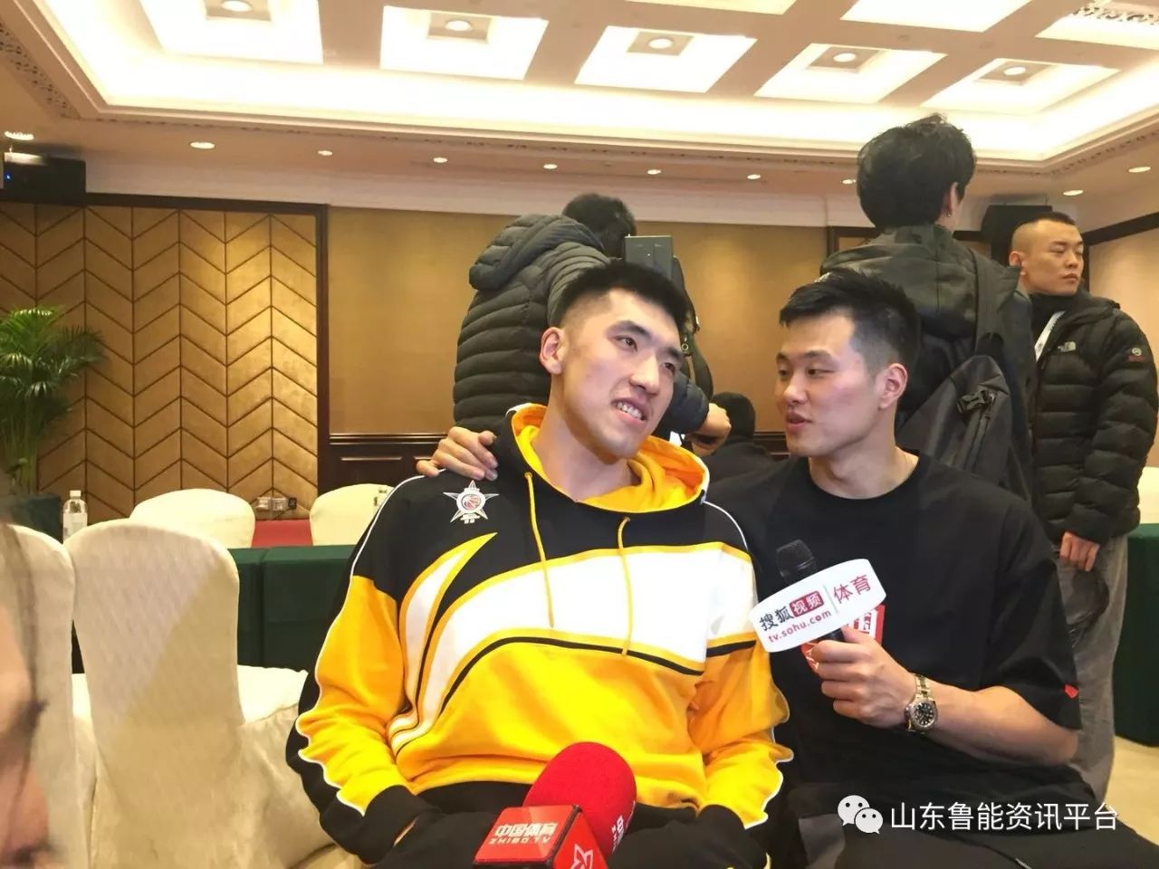 山东男篮核心丁彦雨航手腕伤无大碍,谈全明星赛惦记后面"大事"