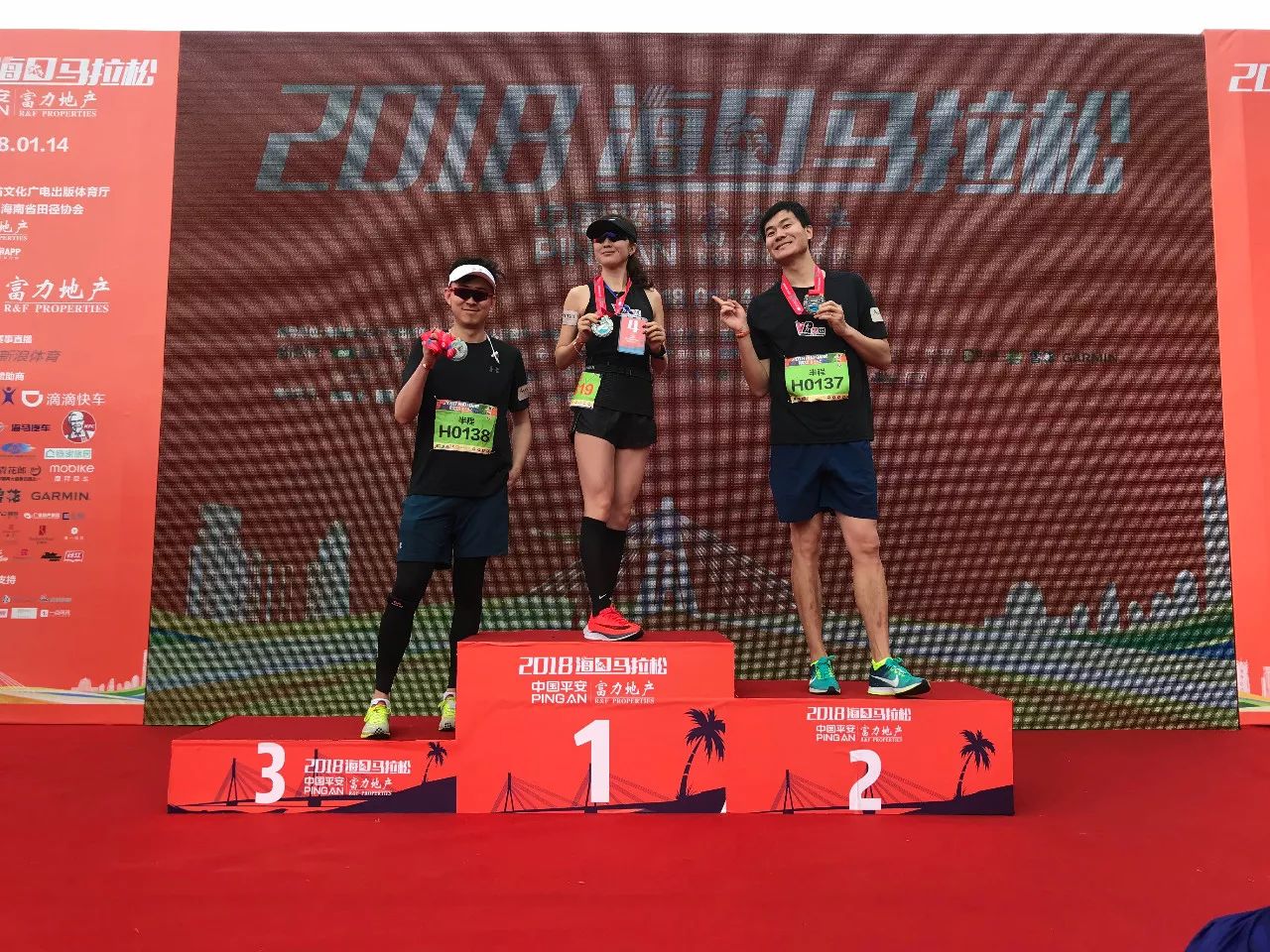 此次跟随孟健一起来参赛的还有cctv5知名主持人邵圣懿,110米栏名将史