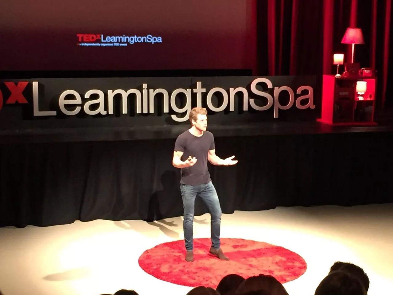 资料图片:弗兰普顿发表ted演讲《坐着为什么会毁了你》.