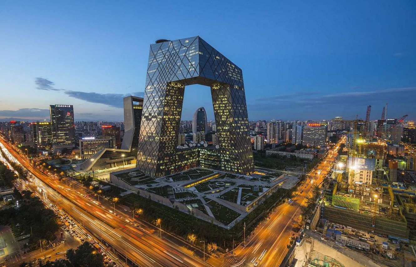 北京是中国首都,也是一座总人口超过2300万的特大城市.