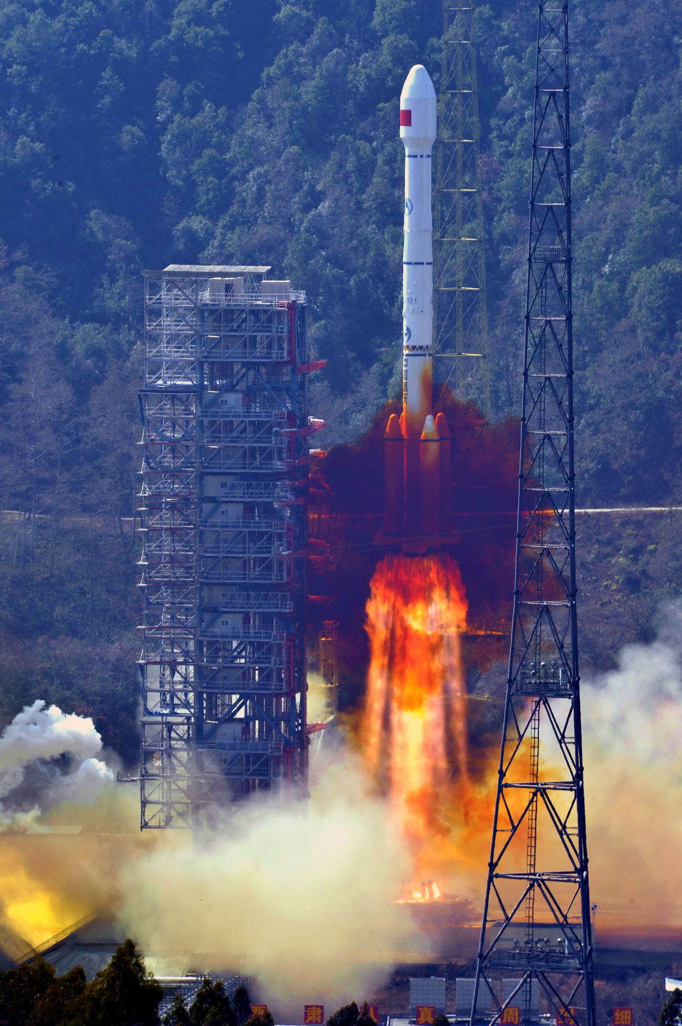 我国在西昌卫星发射中心用长征三号乙运载火箭(及远征一号上面级),以"