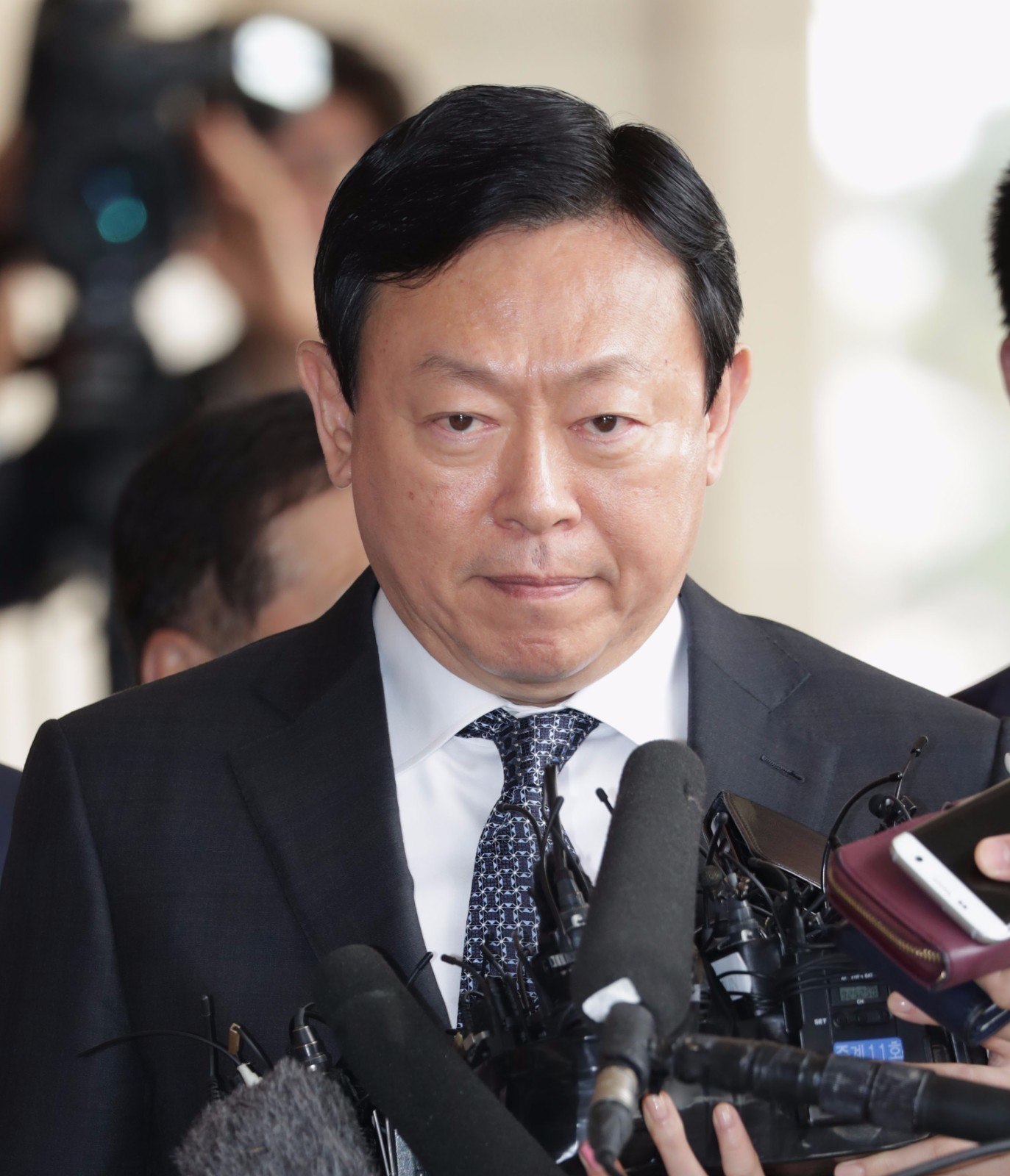 95岁的韩国乐天集团创始人辛格浩,夫人徐美敬,乐天集团总裁辛东彬