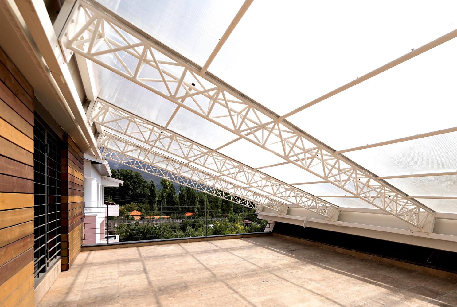 简单的几何图形,打造出一个山坡上的城市取景器