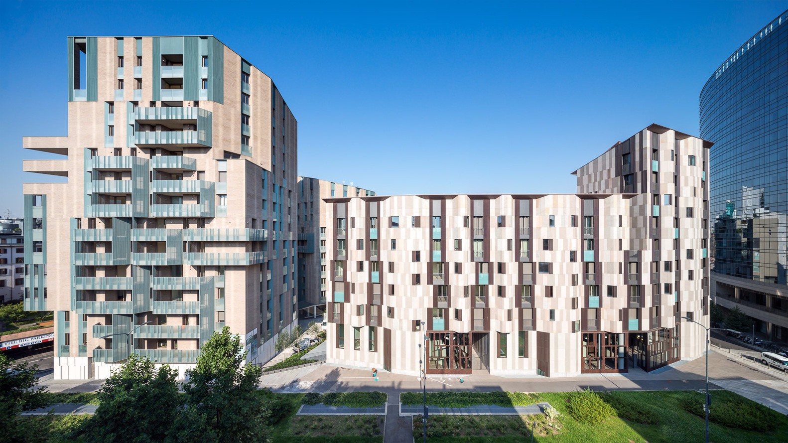 这两个综合体的布局具有强烈的城市特色,因此不需要对街区的四周重新