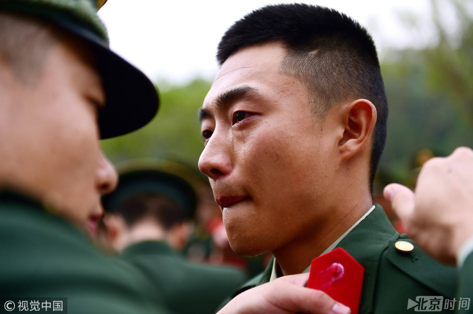 武警广东边防总队机动支队举行退伍仪式百名老兵泪别军营