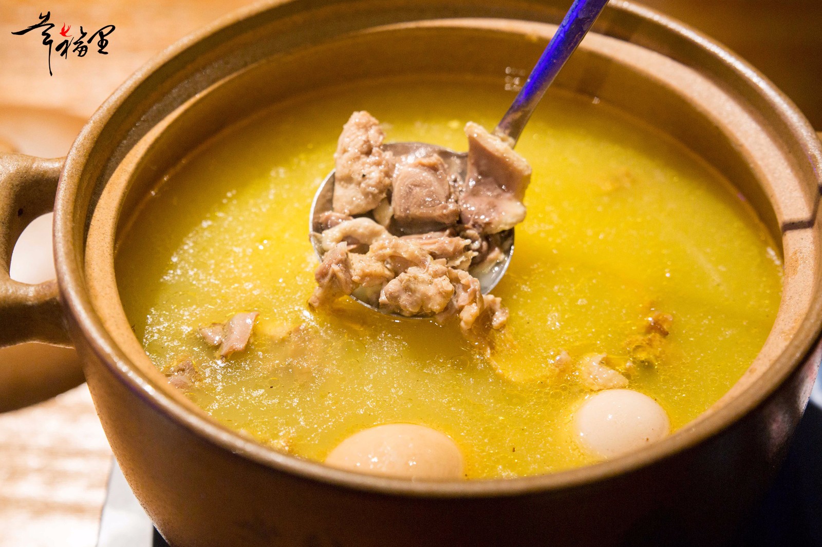 大砂锅盛着整锅土鸡汤,点火加热,等到冒烟后就可以吃起来啦!