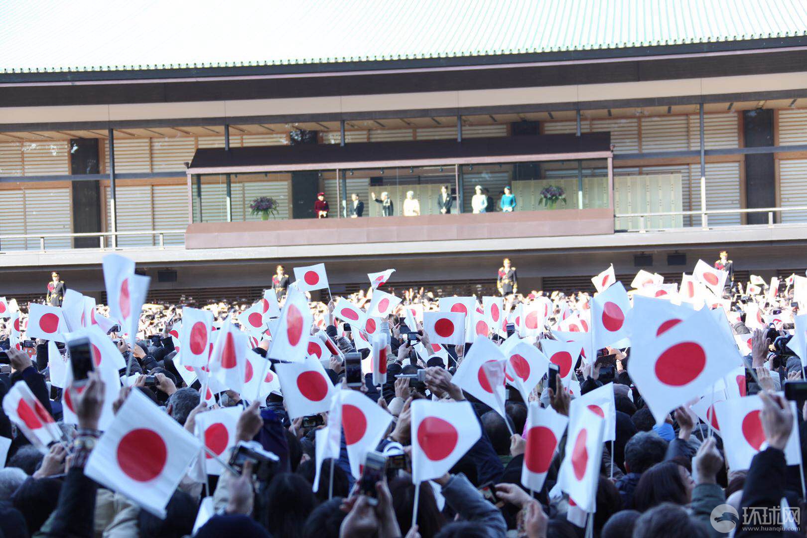 应日本宫内厅总务课报道室邀请,到皇宫采访"天皇诞生日一般参贺"活动