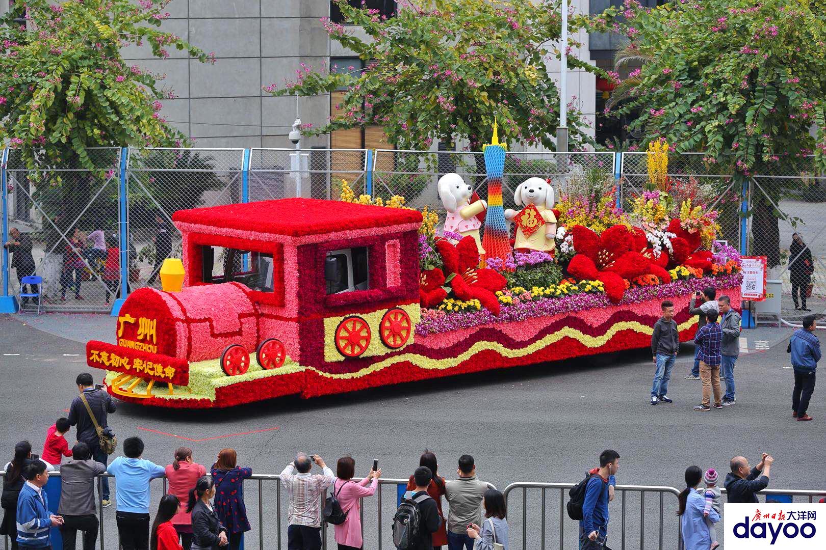广州花车大巡游今日下午正式开始!