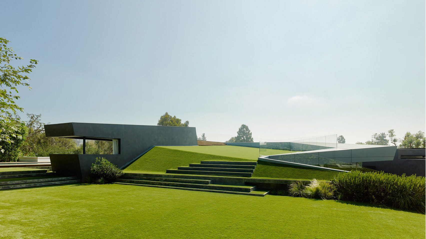 南加州阳光下的自由诗,草坡上的瀑布——巴林顿住宅项目