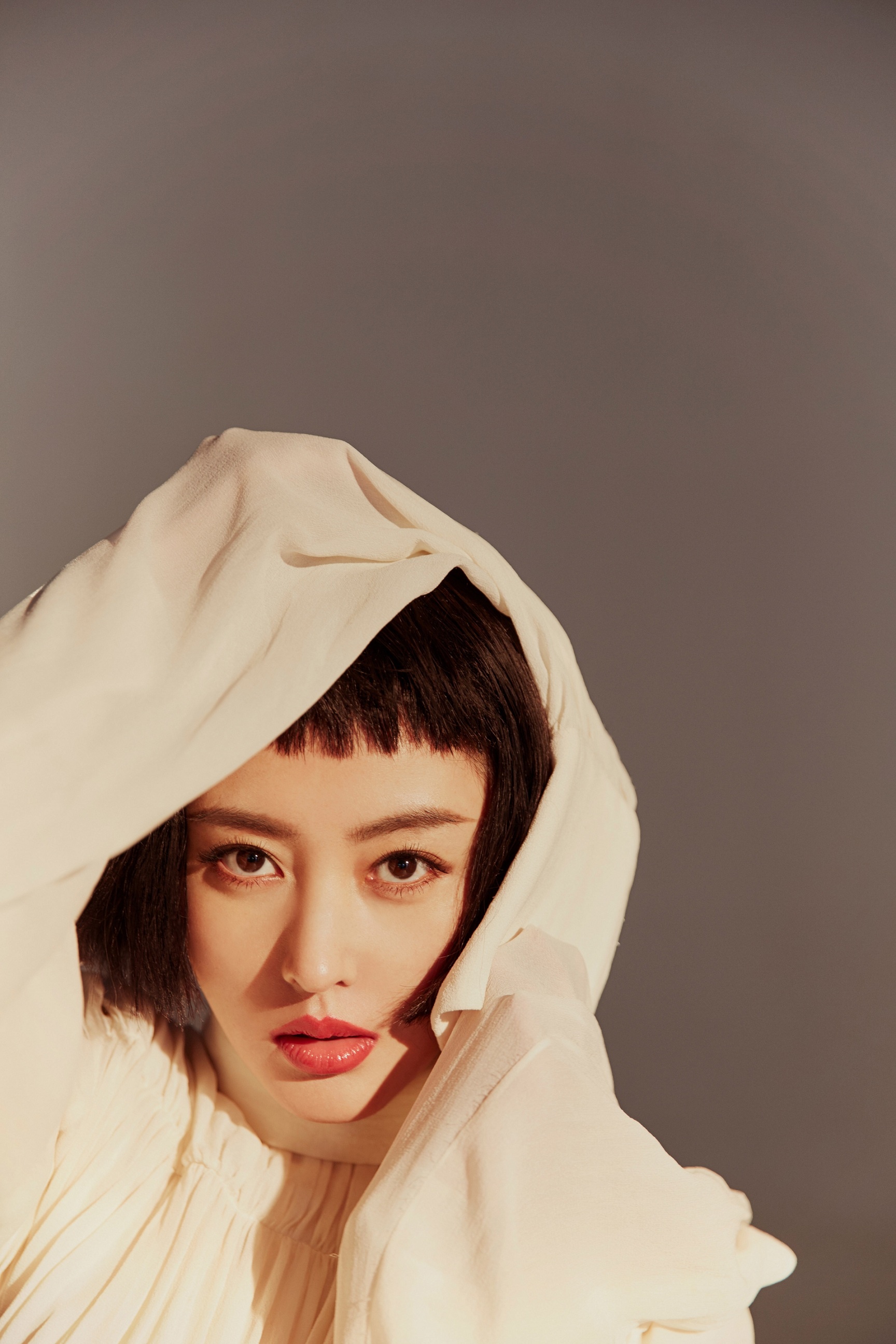 张天爱短发配红唇眼神魅惑诠释别样干练性感