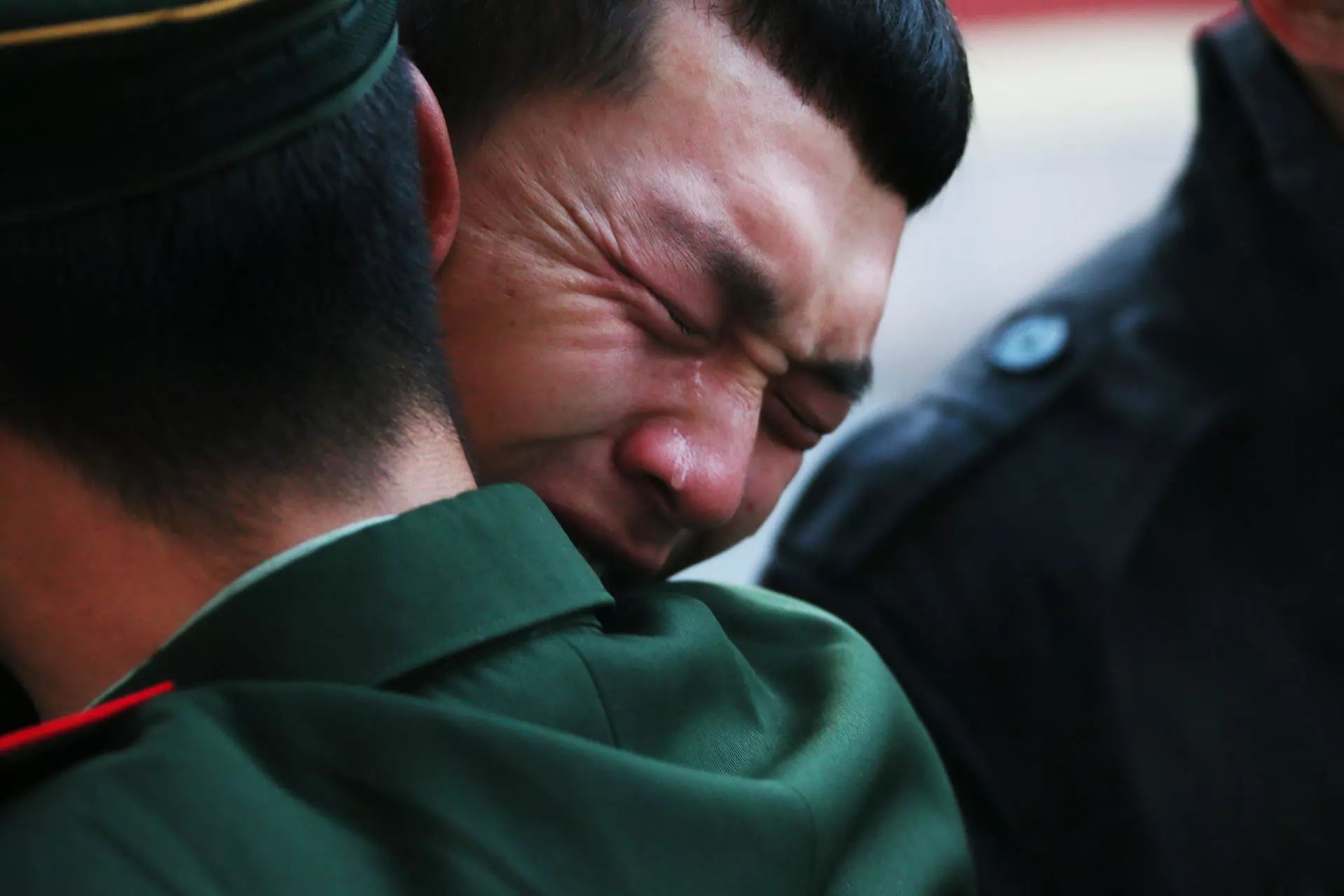 既然无法潇洒离开那就在这一刻狠狠告别