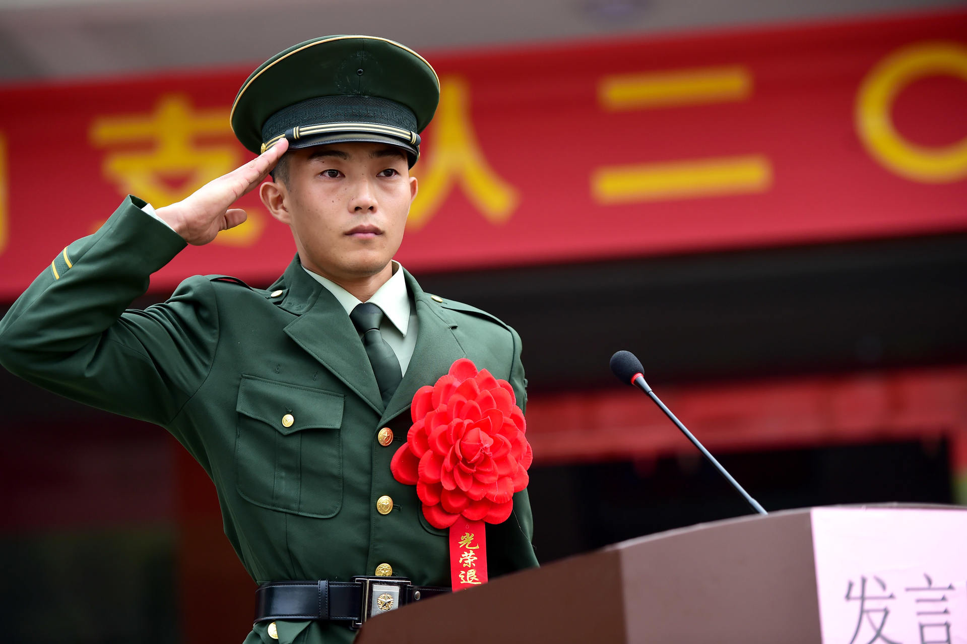 驻守特区深圳的武警广东省边防总队机动支队百名服役期满的老兵正式