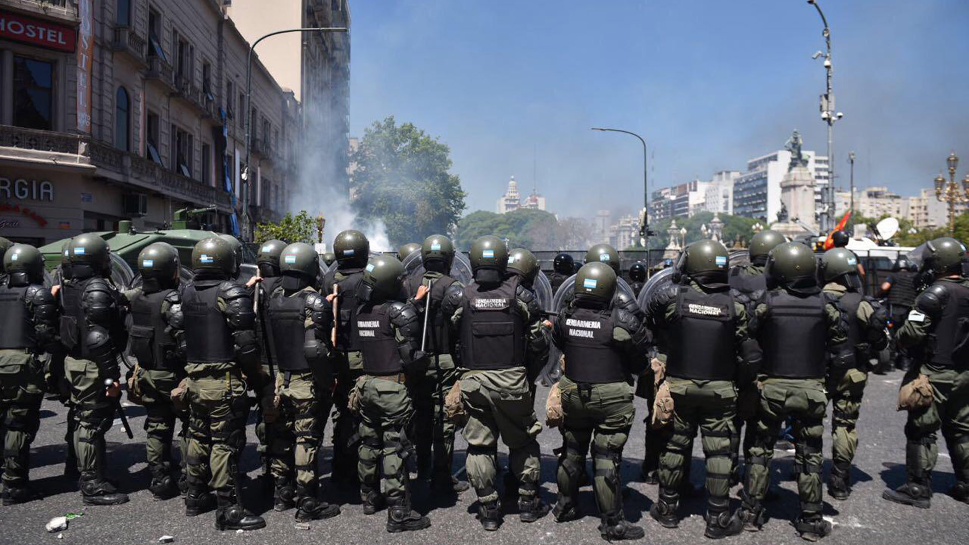 国会暴力示威致22人被拘捕9名警察受伤