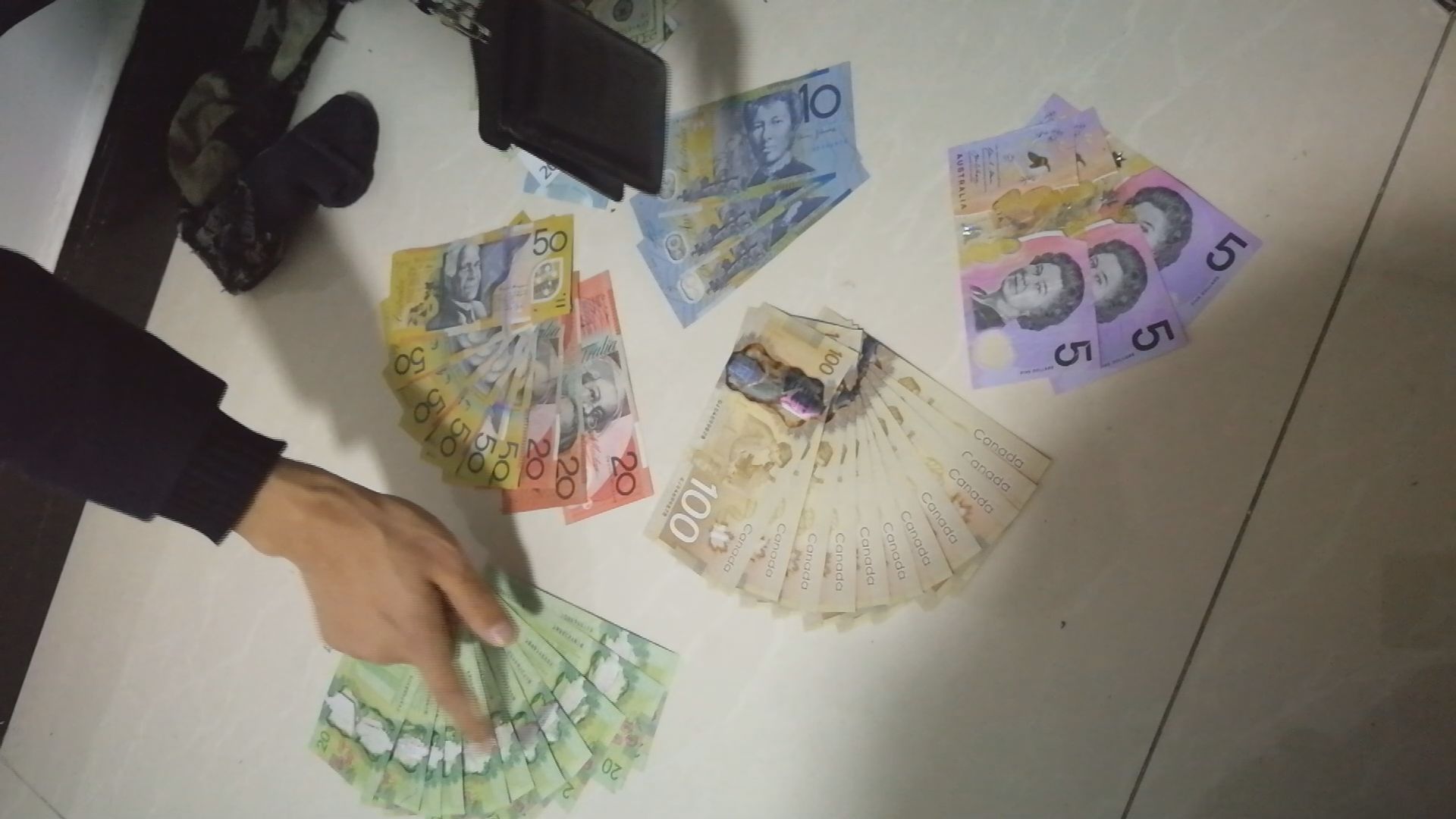 房屋中介穿西装混入高档小区 手机、名表、翡