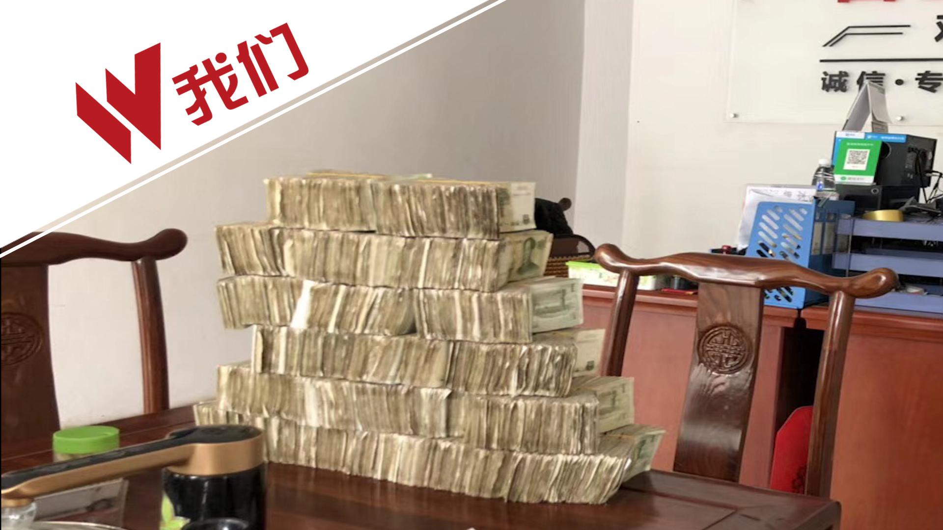 女子车行内拿1万张1元纸币当订金 桌上堆起五六层高的钱山