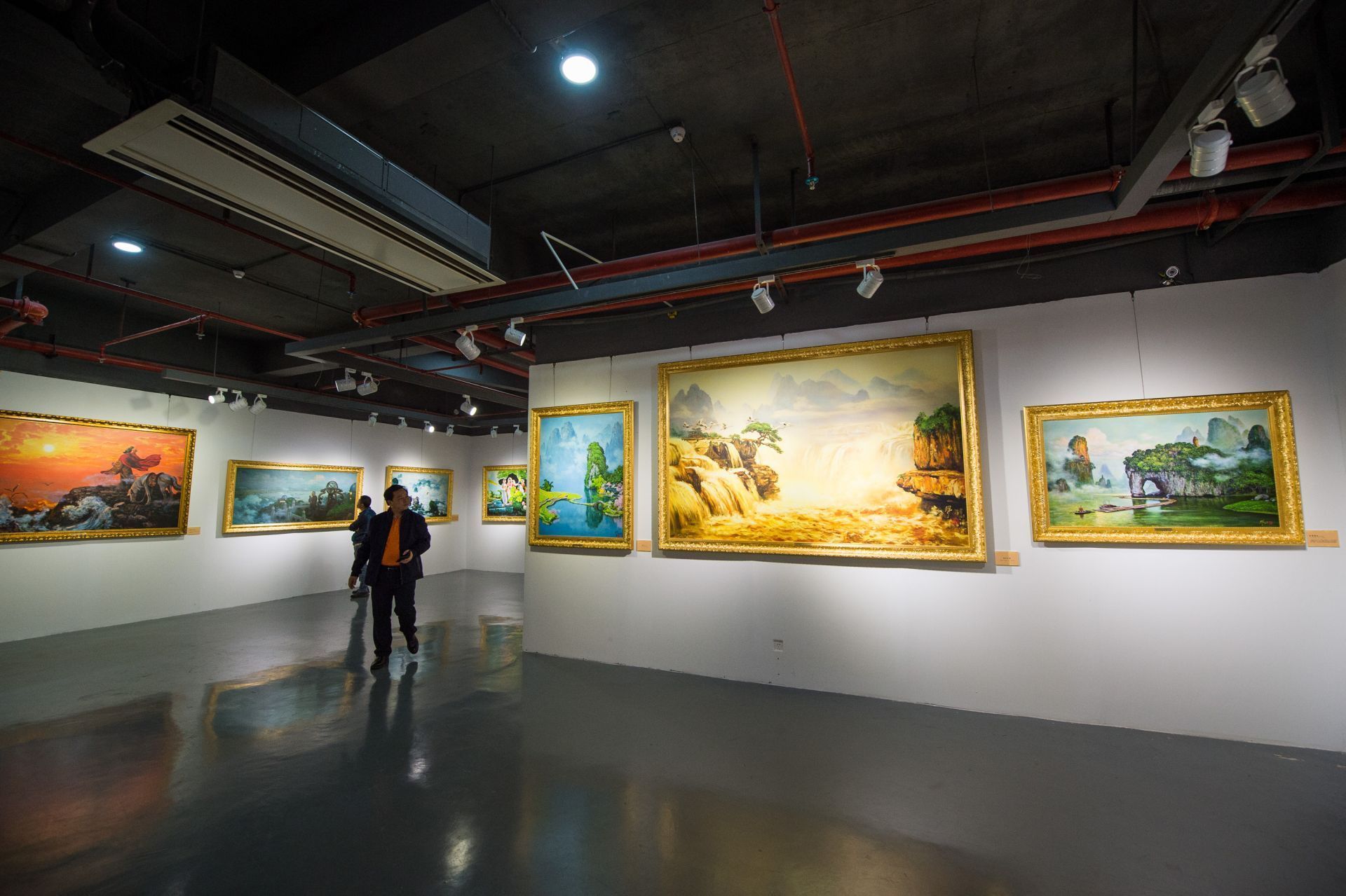 这幅油画长期挂在天安门城楼它的作者带着原作来深圳了