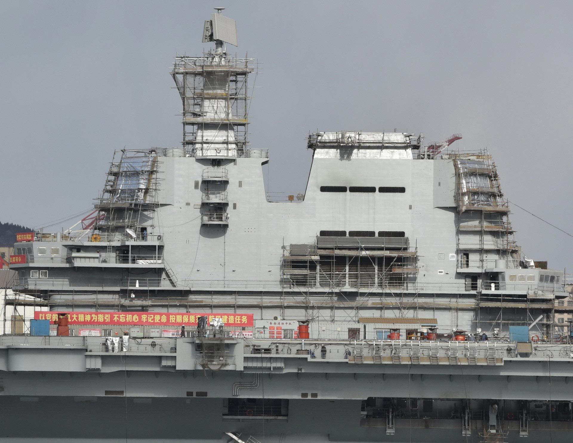 烟囱正在冒烟,可见动力系统已经开始热试车,这点从熏黑的烟囱能看出.