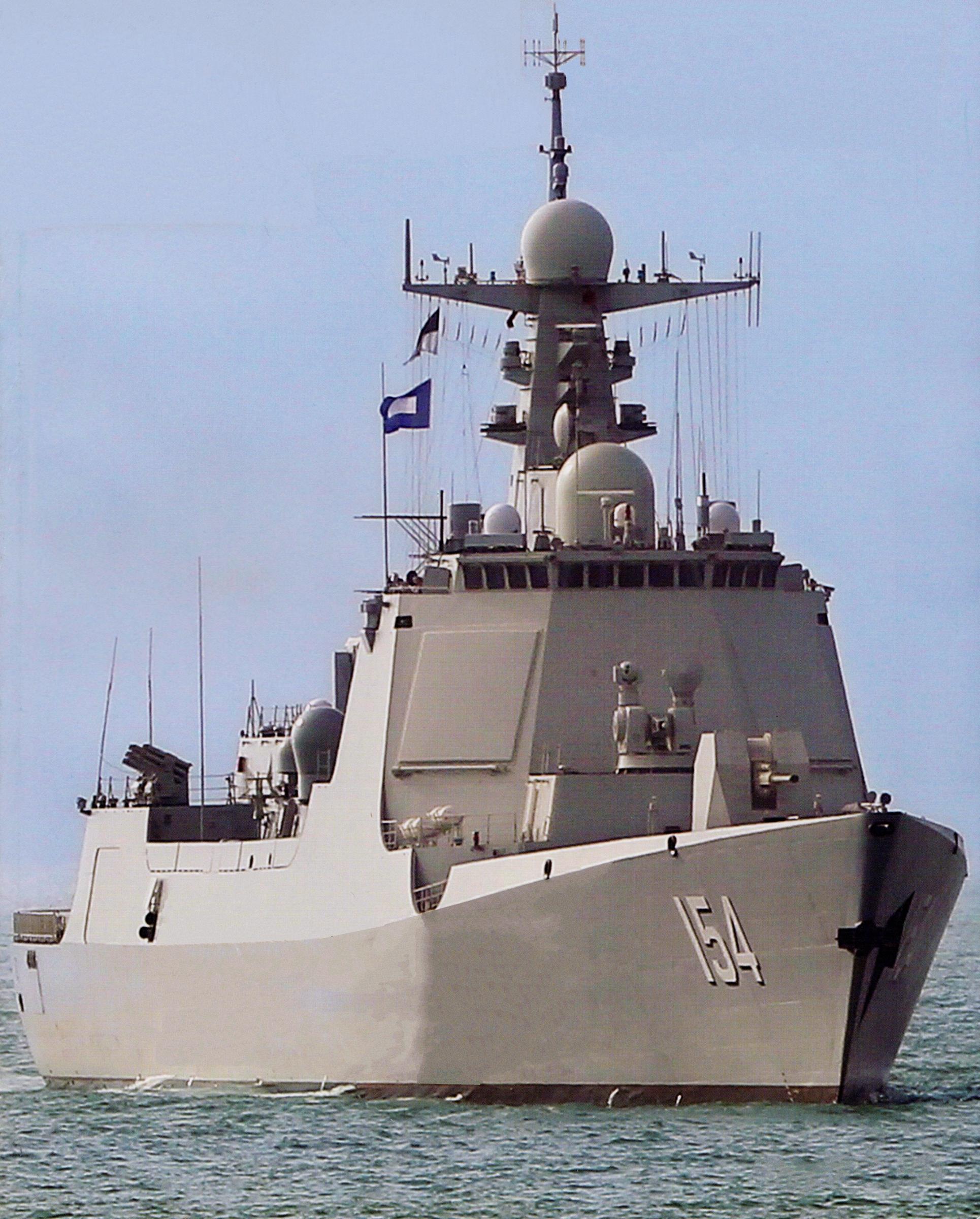 图片为中国2017年下水的首艘055型导弹驱逐舰,实际上在上海江南造船厂