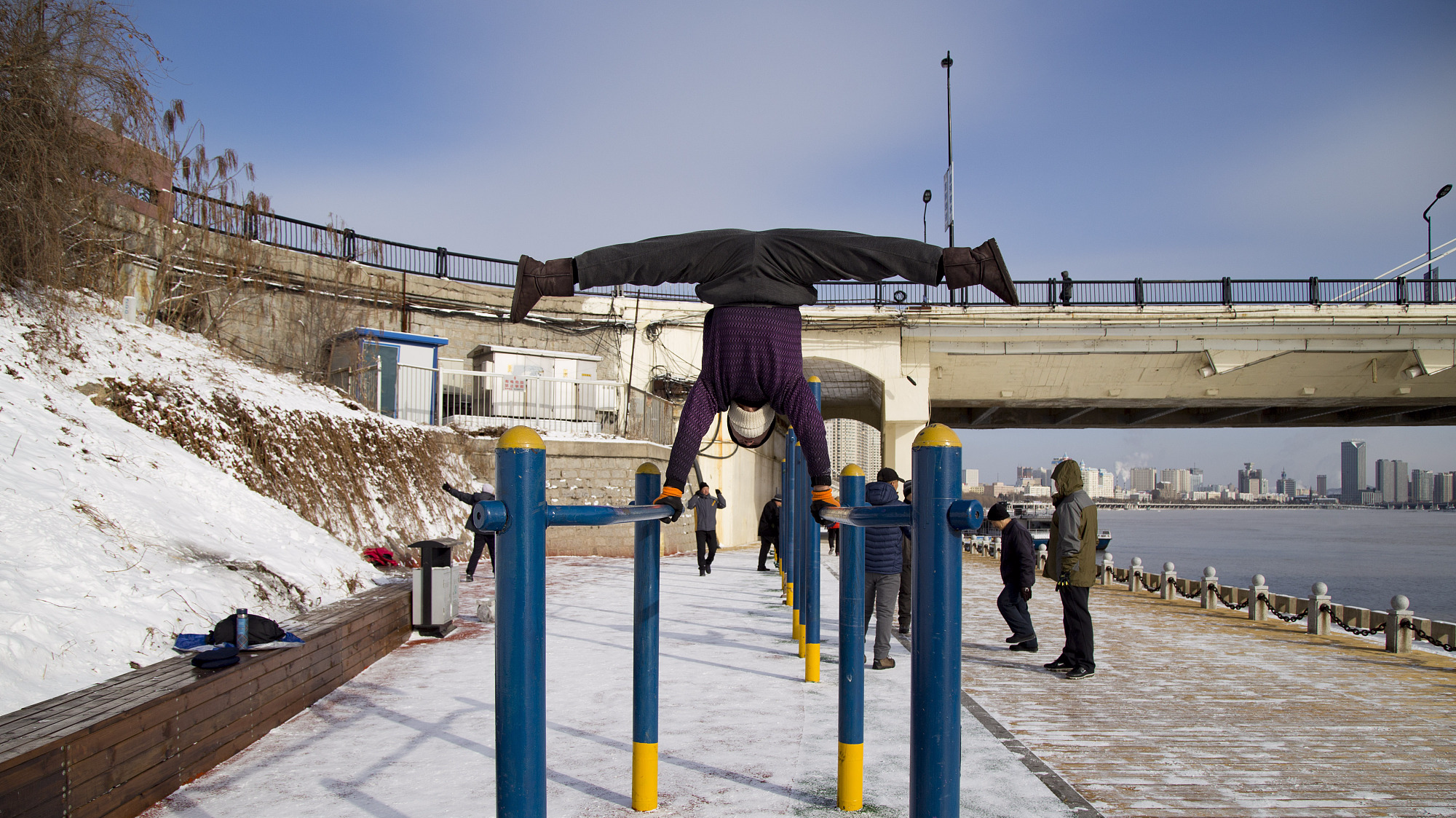 68岁老人双杠上大劈叉 高难动作媲美体操运动员