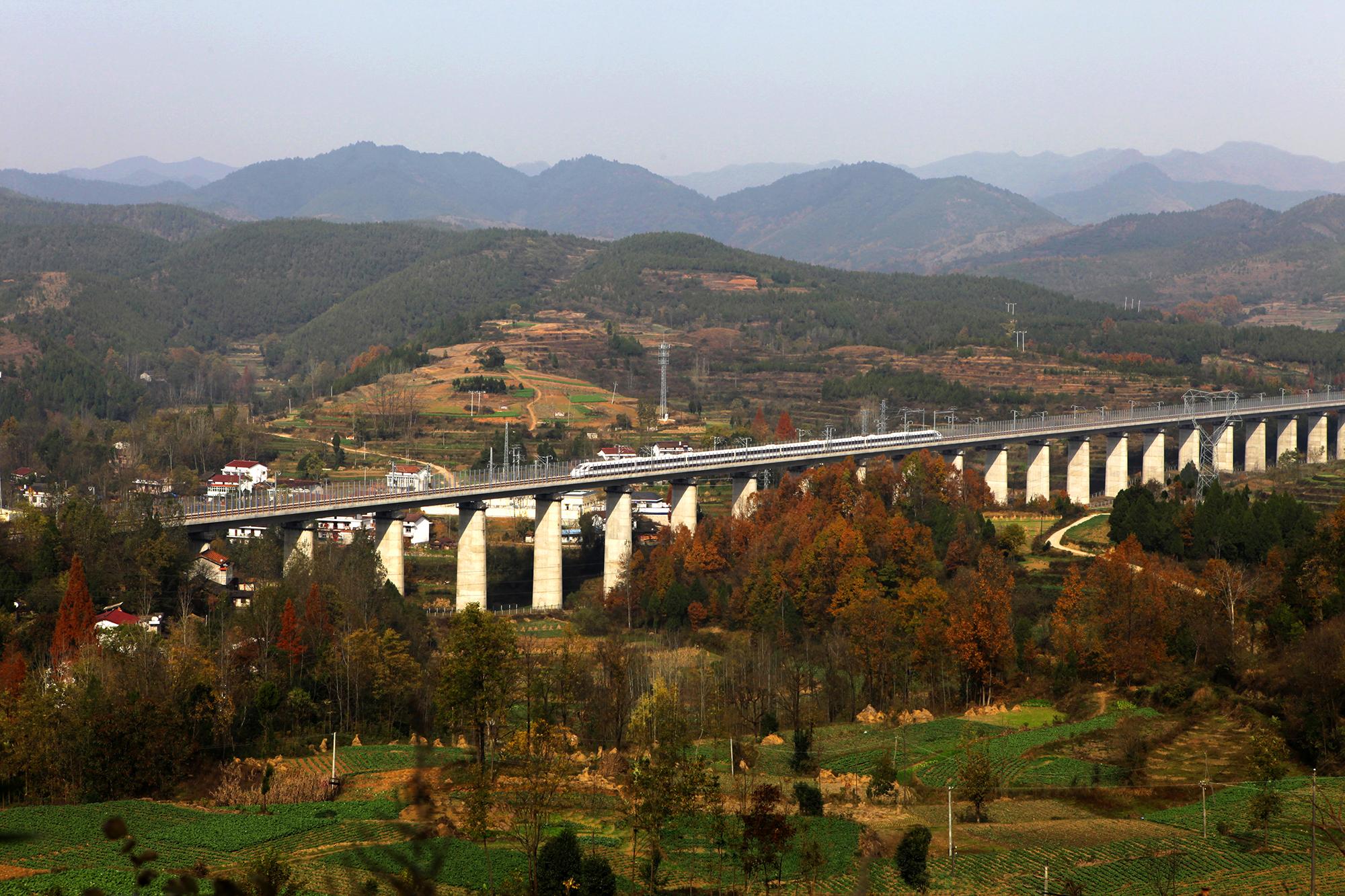 蜀道天堑变通途 西成高铁全线开通