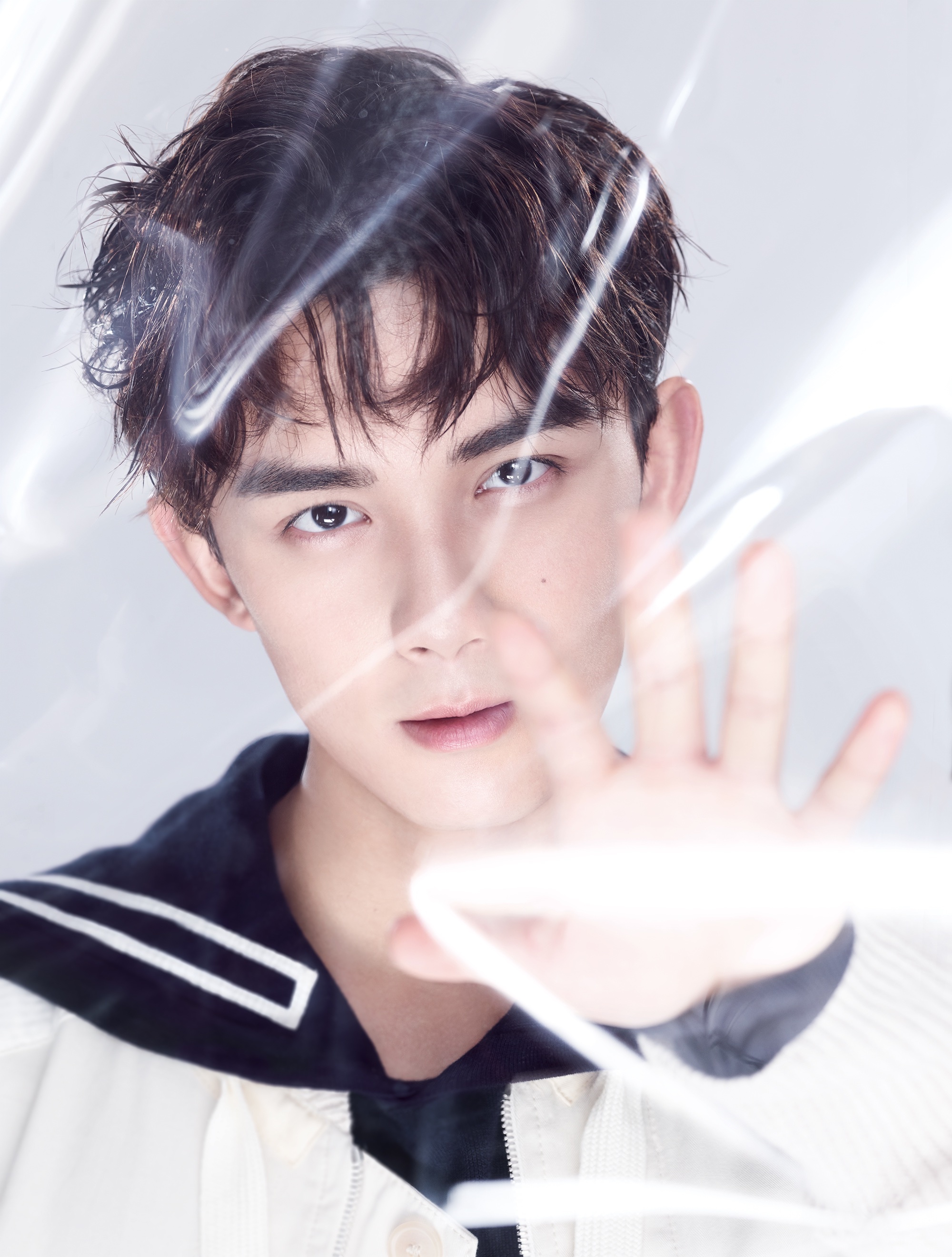 吴磊18岁生日曝组图 零点上线单曲讲述成长之心