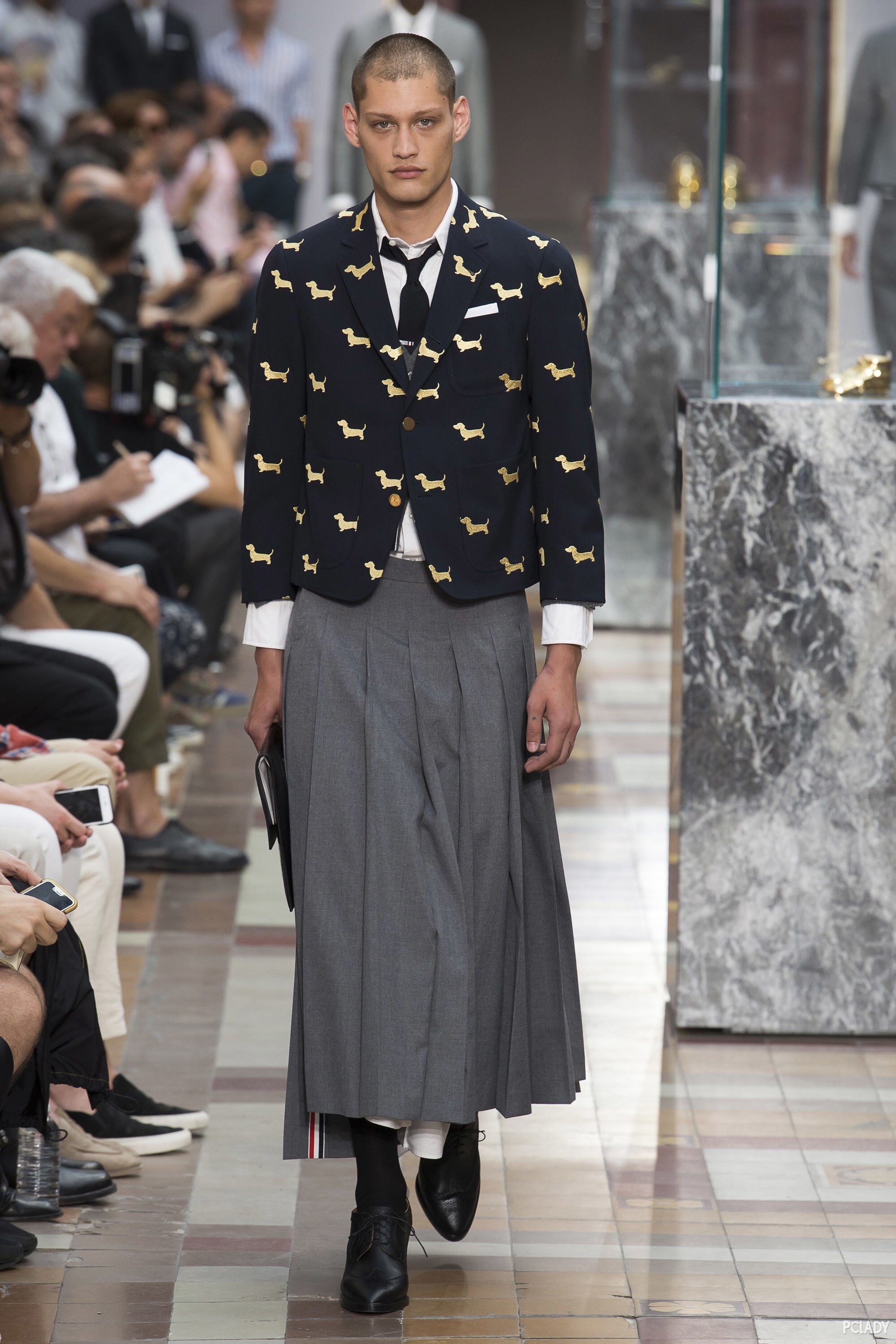 说到"雌雄同体"这类时装弄潮,charlesjeffreyloverboy并不是首位.