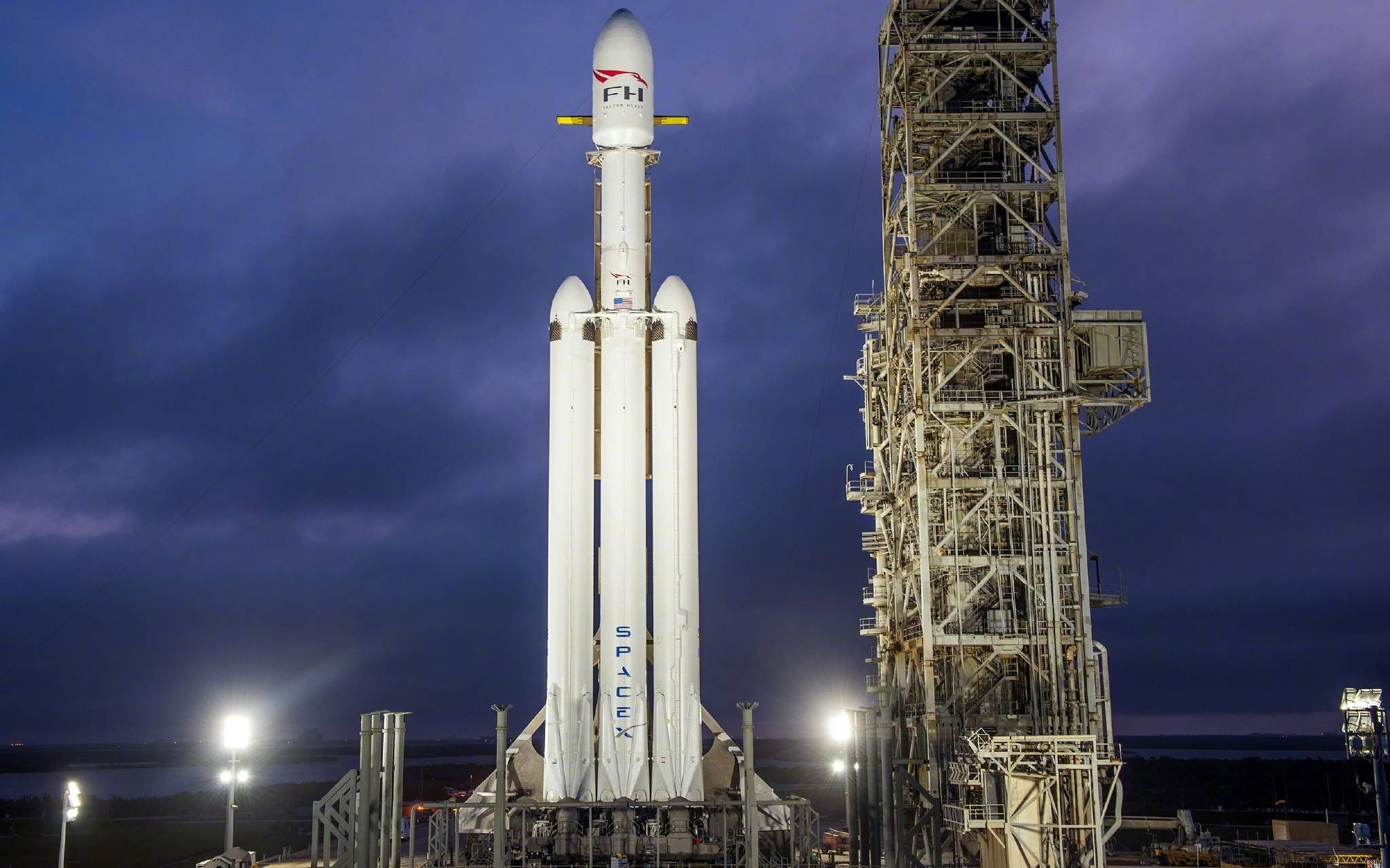 spacex公司完成又一创举,倍受瞩目的重型"猎鹰号"火箭发射成功,搭载