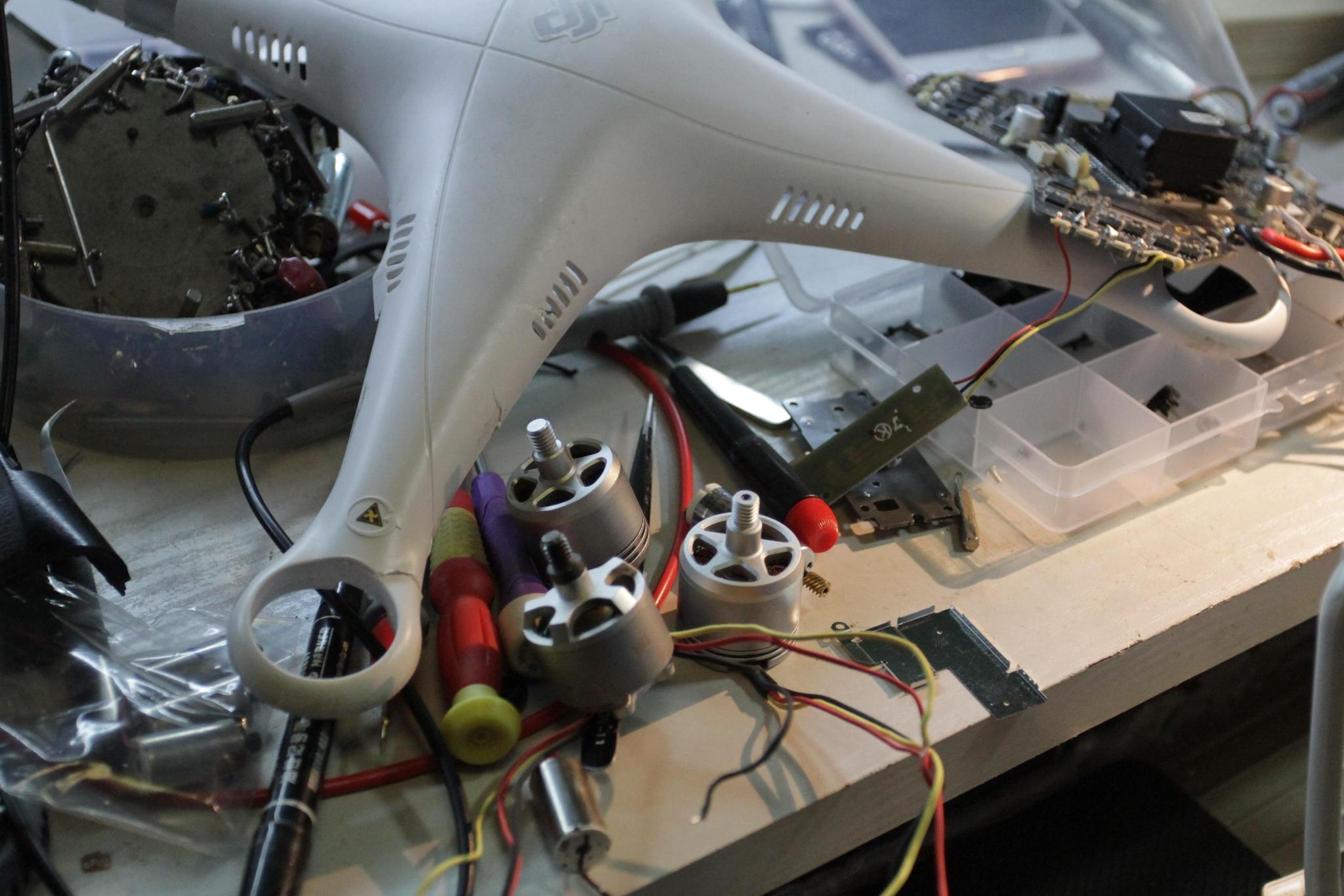 90后农村小伙靠巧手年修无人机400台城里买房买车