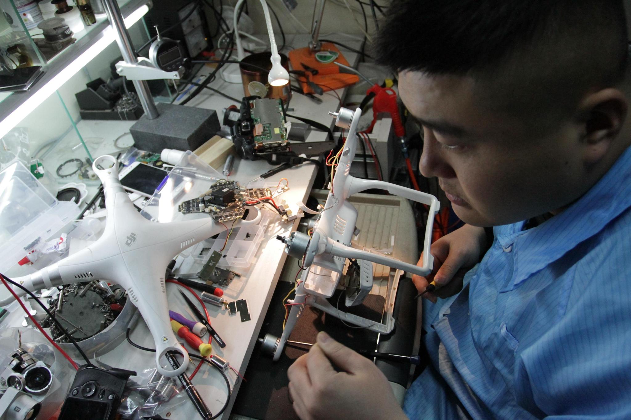 90后农村小伙靠巧手年修无人机400台城里买房买车