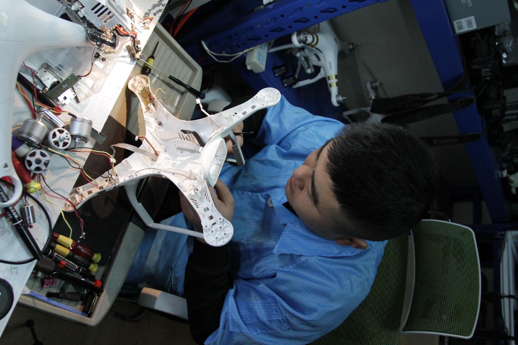 90后农村小伙靠巧手年修无人机400台城里买房买车