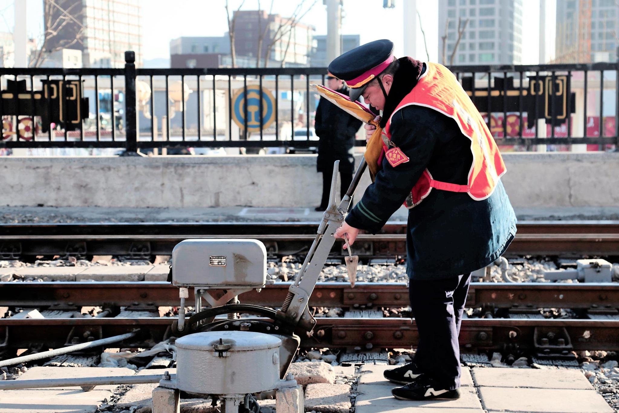帧像即将消失的铁路扳道工