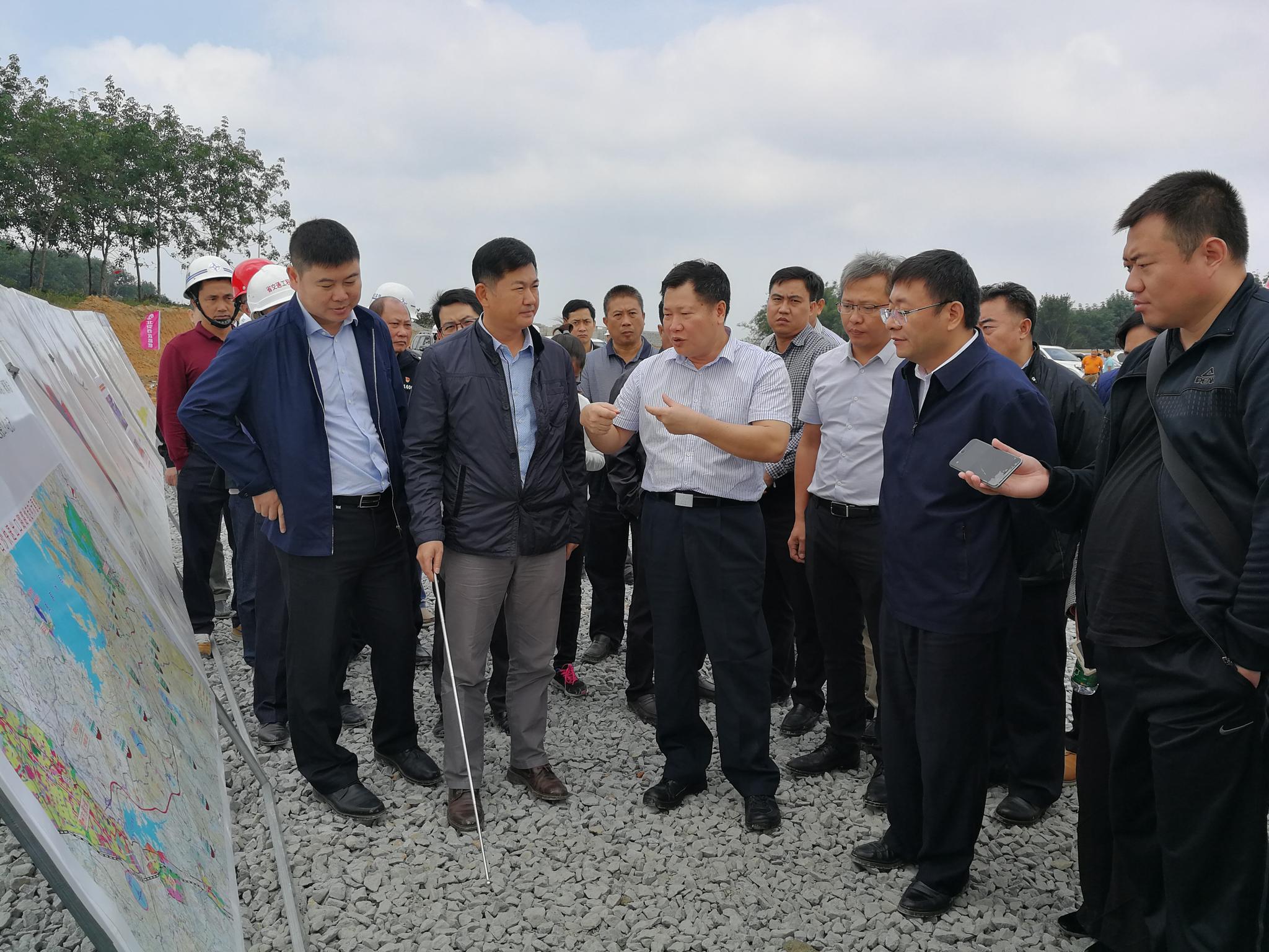 海南省交通运输厅厅长林东到儋州至白沙高速公路和万洋高速公路项目