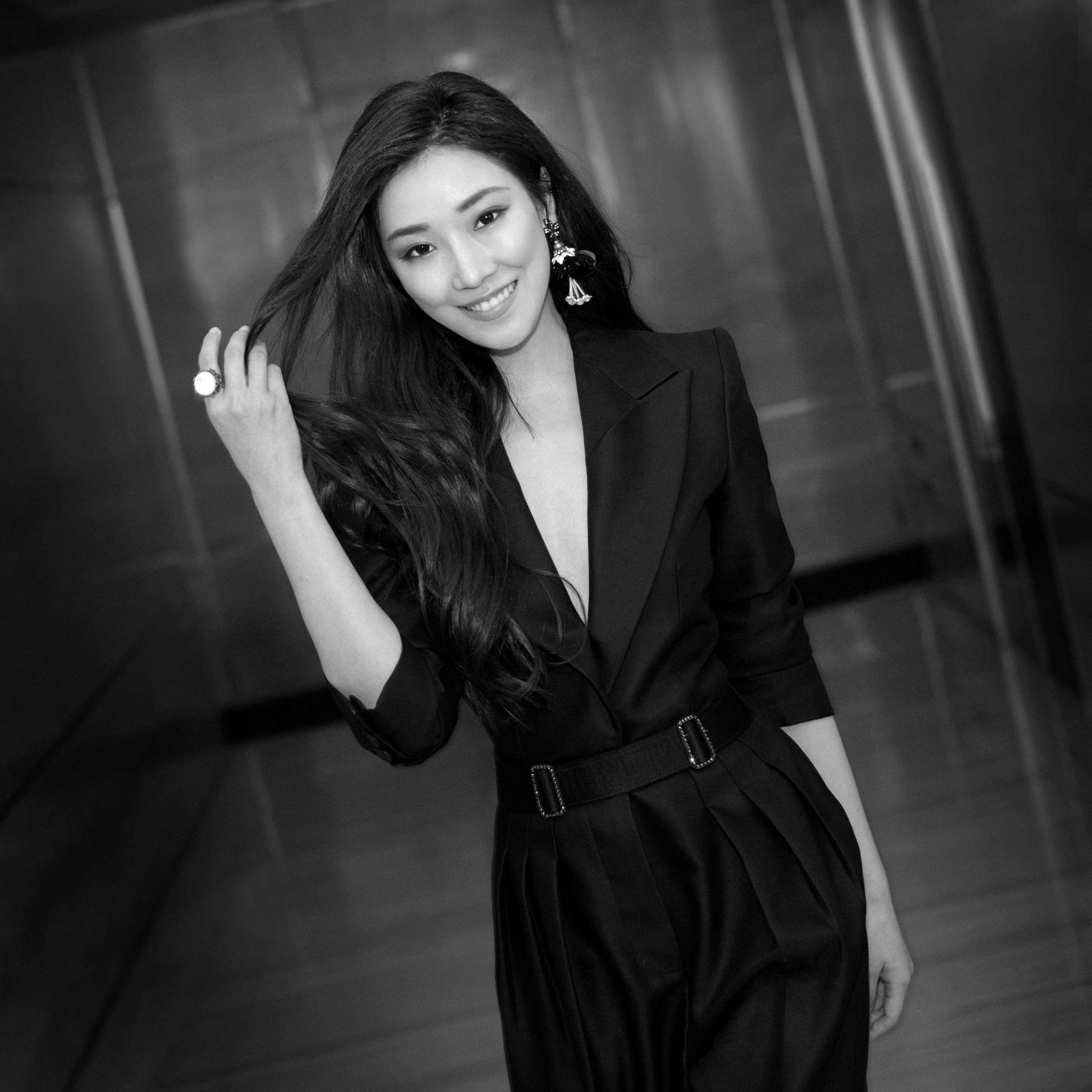 菅纫姿深v西装亮相活动 率性诠释伊人职场风