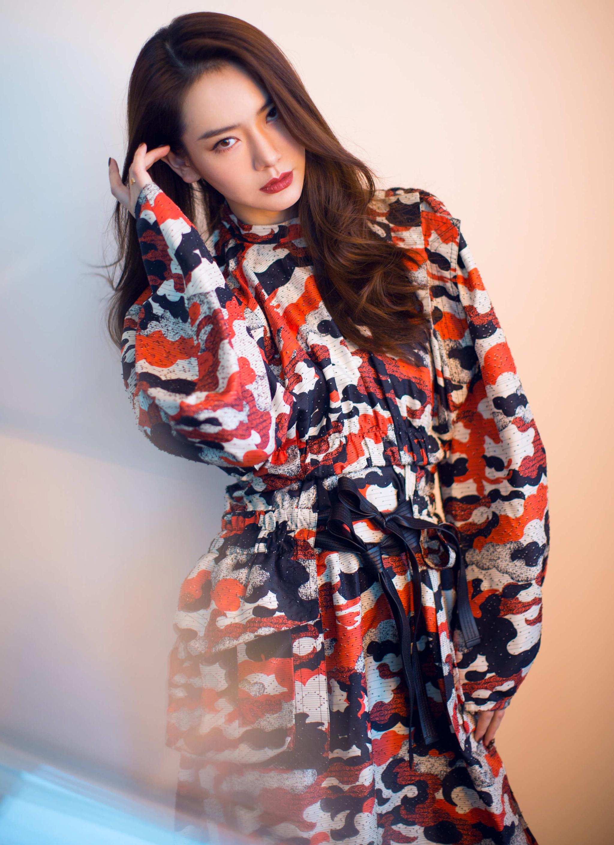 戚薇获明星时尚荣耀成就奖 迷彩look又美又帅