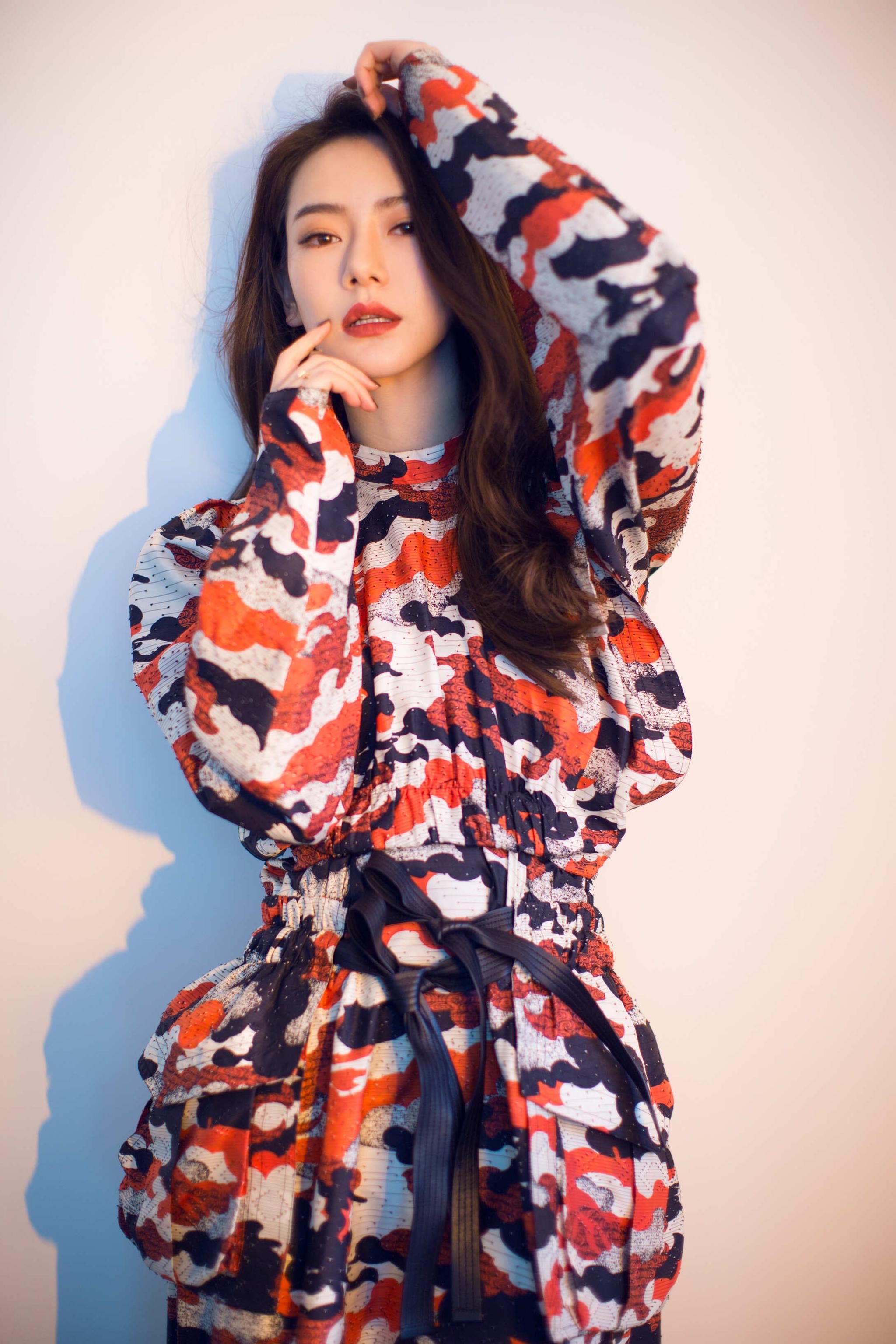 戚薇获明星时尚荣耀成就奖 迷彩look又美又帅|戚薇|荣耀|时尚_新浪