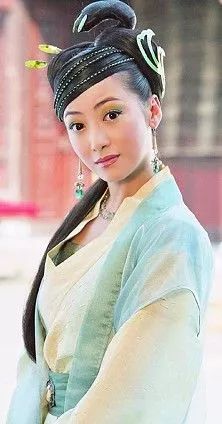 2006年,因电视剧《白蛇传》中的小青和《神雕侠侣》中的郭芙而被观众