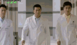 而在《心术》里的神经外科"三把刀",一位是张嘉译,一位是吴秀波