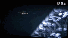 《战狼2》中无人机向人群开火的场景