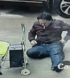 惊呆职业乞丐街头淡定换工作服四肢健全瞬间变独腿残疾人