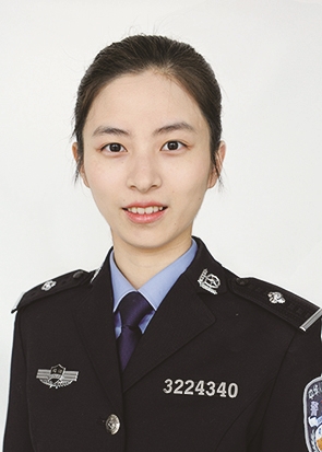 "最美女警"中"一老一小"的故事被广为传颂.