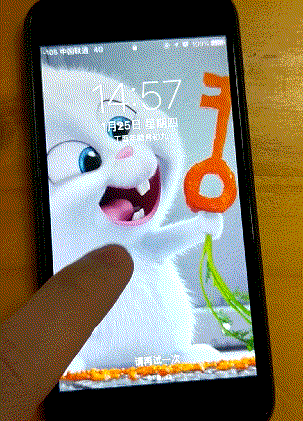 在具体使用中,先用编辑软件做好视频,然后把视频拿到火萤里播放即可.