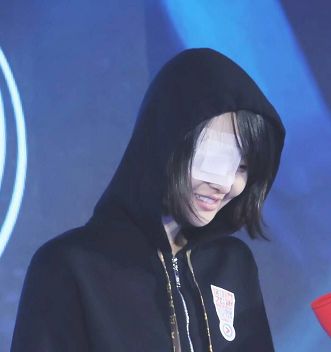 不过爽妹子的右眼却裹上了一块厚厚的纱布变成了"独眼侠".