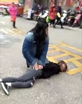 真的有疯子打人吗?朋友圈传疯了!荔浦街头一男人把女人摁在地上打!