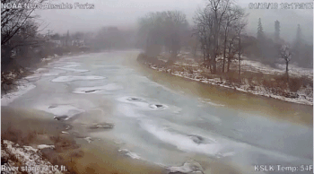 看着就冷炸弹旋风后纽约河流出现冰塞