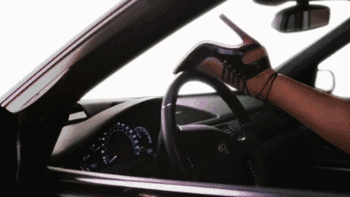 女司机边敷面膜边开车!交警都看懵了